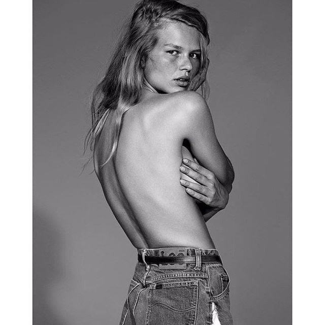 Anna Ewers 54