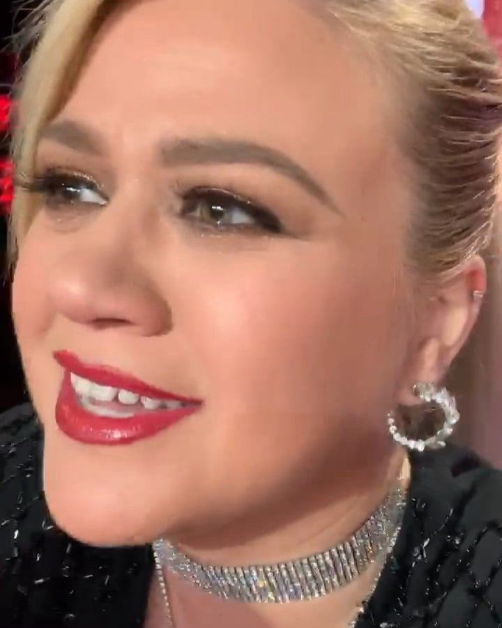 Kelly Clarkson 60