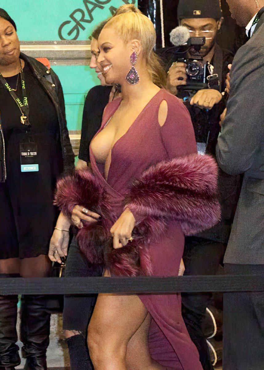 beyonce boobs nipple slip 7