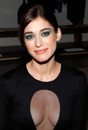 Lizzy Caplan 1